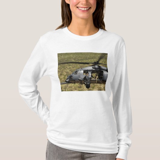Een HH-60 Pave Hawk vliegt over de woestijn T-shirt (Voorkant)