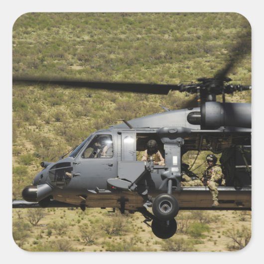 Een HH-60 Pave Hawk vliegt over de woestijn Vierkante Sticker (Voorkant)
