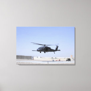 Een HH-60G Pave Hawk die uit Camp Bastio gaat Canvas Afdruk