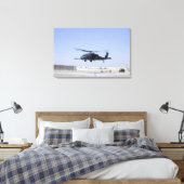 Een HH-60G Pave Hawk die uit Camp Bastio gaat Canvas Afdruk (Insitu (Slaapkamer))