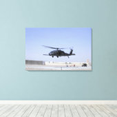 Een HH-60G Pave Hawk die uit Camp Bastio gaat Canvas Afdruk (Insitu (Houten vloer))
