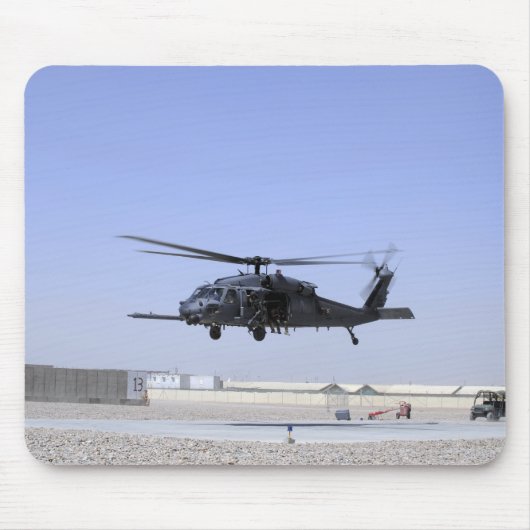 Een HH-60G Pave Hawk die uit Camp Bastio gaat Muismat (Voorkant)