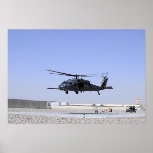 Een HH-60G Pave Hawk die uit Camp Bastio gaat Poster (Voorkant)