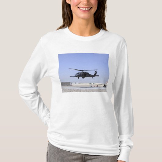 Een HH-60G Pave Hawk die uit Camp Bastio gaat T-shirt (Voorkant)