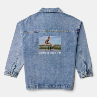Een Hindernis Tegelijk Overwonnen Atletiek T-shirt Denim Jacket
