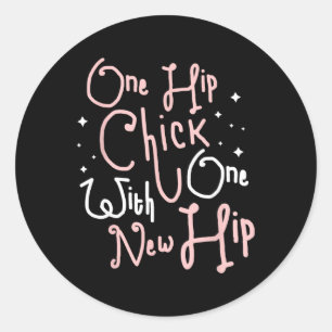 Een hippe chick met één nieuwe heup heupvervanging ronde sticker