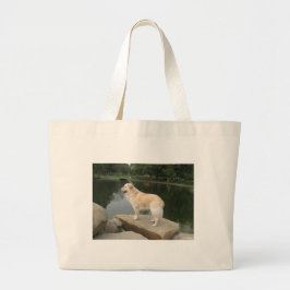 Een hond bij een vijver grote tote bag
