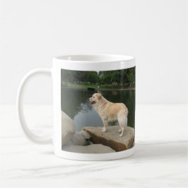 Een hond bij een vijver koffiemok