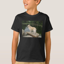 Een hond bij een vijver t-shirt
