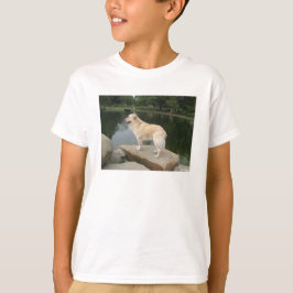 Een hond bij een vijver t-shirt