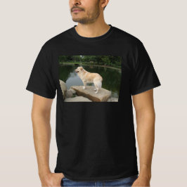 Een hond bij een vijver t-shirt