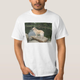 Een hond bij een vijver t-shirt
