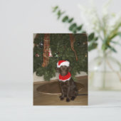 Een hond die bij een kerstboom zit feestdagenkaart (Staand voorkant)