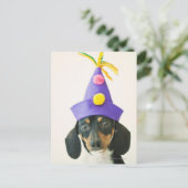 Een hond die een grappig pet draagt briefkaart (Staand voorkant)