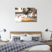 Een hond die een ijsje uit een bedekking eet canvas afdruk (Insitu (Slaapkamer))