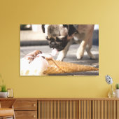 Een hond die een ijsje uit een bedekking eet canvas afdruk (Insitu (Woonkamer))