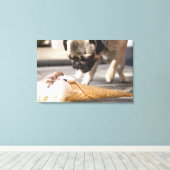 Een hond die een ijsje uit een bedekking eet canvas afdruk (Insitu (Houten vloer))