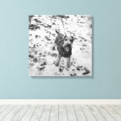 Een hond die een jasje draagt. canvas afdruk (Insitu (Houten vloer))