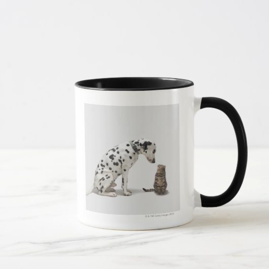 Een hond die naar een kat kijkt mok (Rechts)