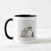 Een hond die naar een kat kijkt mok (Links)