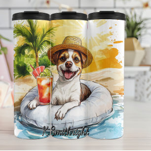 Een hond die ontspant in een buis thermosbeker