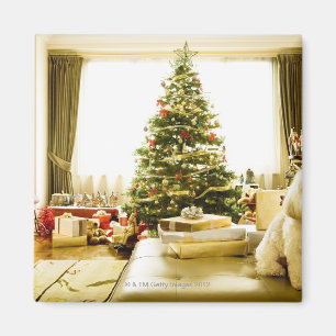 Een hond die voor de kerstboom staat magneet
