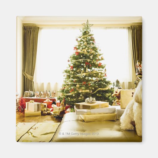 Een hond die voor de kerstboom staat magneet (Voorkant)