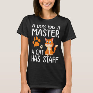 Een hond heeft een meester met een kat die een gel t-shirt
