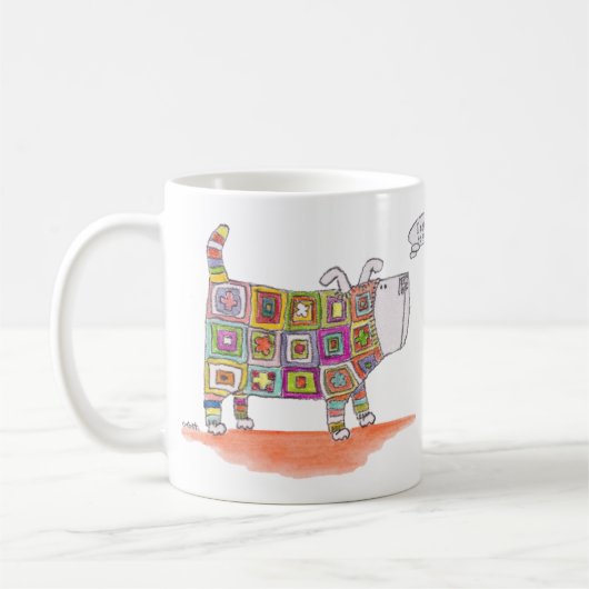 Een hond in een gehaakte outfit. koffiemok (Links)