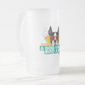 Een hond loopt in een Bar Bevroren Mok - de Logo v (Voorkant links)