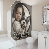 Een hond op een dag douchegordijn (In situ)