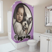 Een hond op een dag douchegordijn (In situ)