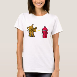 Een hond pingelt op een brandkraan t-shirt