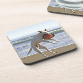 Een hond springt naar een frisbee op het strand bier onderzetter (Linkerzijde)