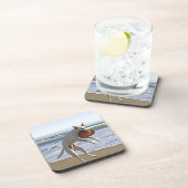 Een hond springt naar een frisbee op het strand bier onderzetter (Rechterzijde)