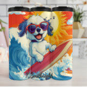 Een hond surft op een grote golf thermosbeker