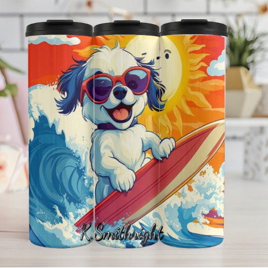 Een hond surft op een grote golf thermosbeker