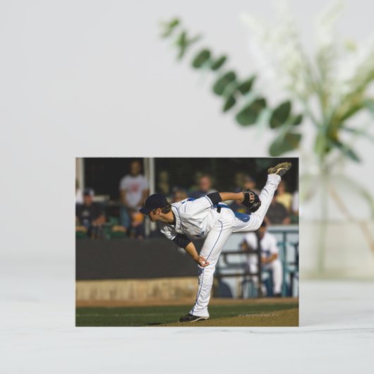 Een honkbal die de bal gooit briefkaart (Staand voorkant)