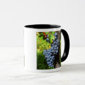 Een hoop druiven die rijp zijn voor een wijnstok m mok (Voorkant rechts)