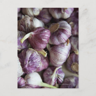 een hoop verse knoflook die te koop wordt aangebod briefkaart