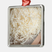 Een hoop verse mozzarella kaas. metalen ornament (Links)