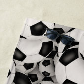 een hoop voetballen leuk sportpatroon strandlaken (In situ)