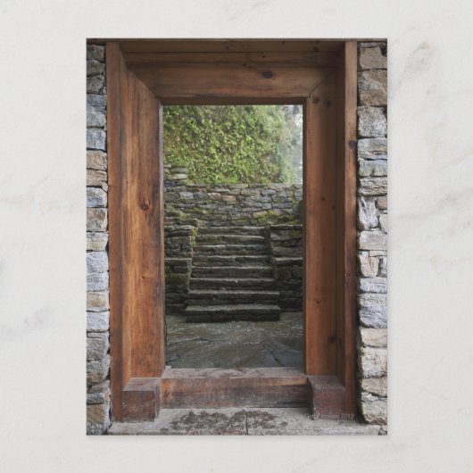 Een houten deuropening in het Trongsa museum Briefkaart (Voorkant)