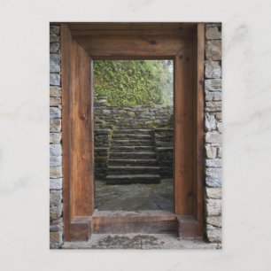 Een houten deuropening in het Trongsa museum Briefkaart