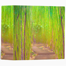 Een houten weg door een dicht bamboebos