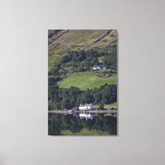 Een huis langs het water canvas afdruk (Voorkant)