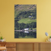 Een huis langs het water canvas afdruk (Insitu (Woonkamer))