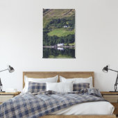 Een huis langs het water canvas afdruk (Insitu (Slaapkamer))