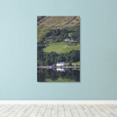 Een huis langs het water canvas afdruk (Insitu (Houten vloer))