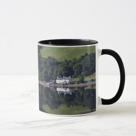Een huis langs het water mok (Rechts)